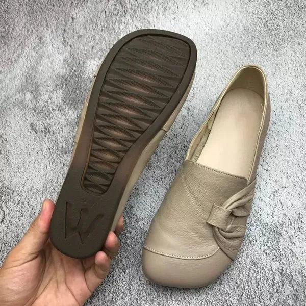 Chaussures en cuir pour femmes avec semelle souple et surface antidérapante.